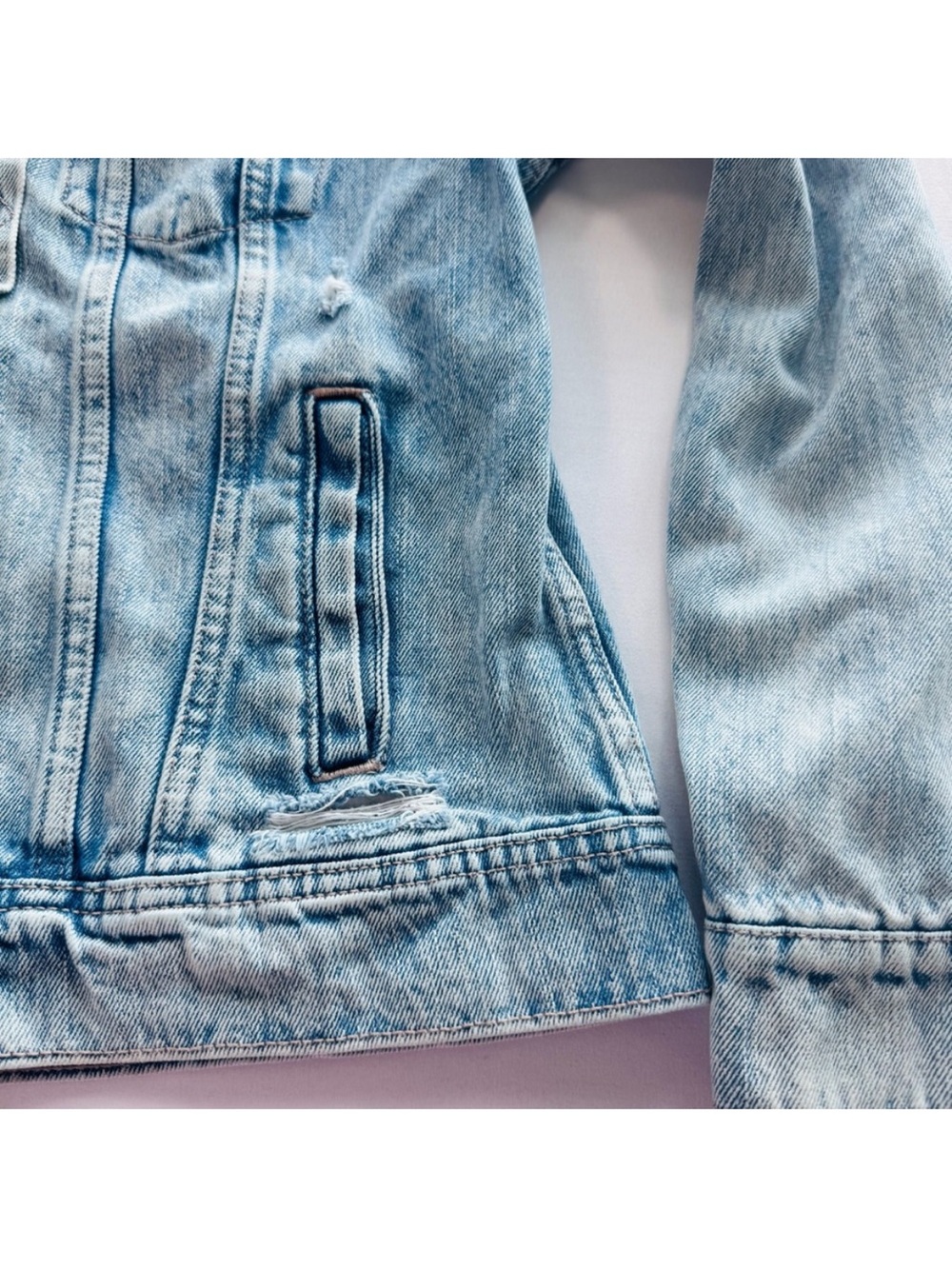 Old Navy Medium Wash Distressed Denim Jacket Size Medium - Picture 6 of 9
